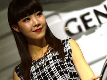 实拍90后美女车模的一天”