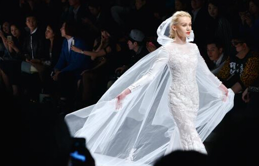 2015上海时装周 模特展示高级定制婚纱”