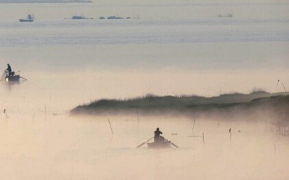 江苏盱眙现雾漫湖面美景 舟行其上如遨游仙境(组图)”