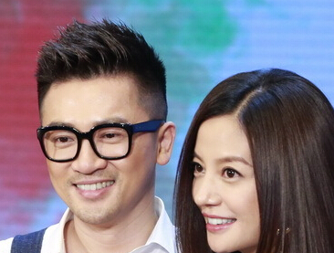 赵薇仗义为苏有朋站台 穿情侣装热络拥抱”