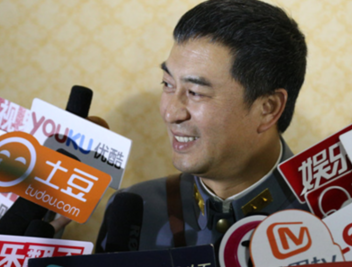 《生死黎平》探班 张嘉译何晟铭片场比萌”