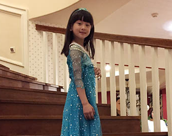 田亮晒森碟冰雪女王美照 调侃长裙拖地好孩子”