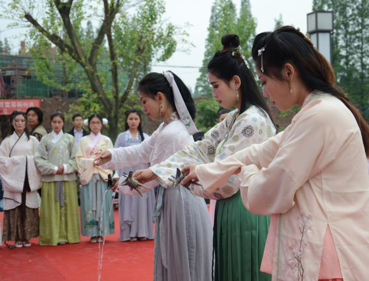 �Ĵ���Ů���Ź�װ���ݡ����񡱡�