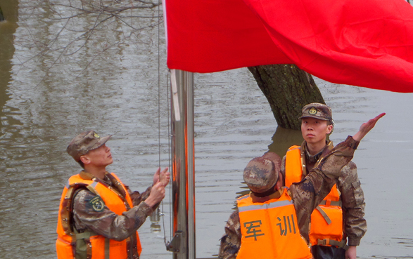 �䱦������ˮΧ�� �߷�ʿ����ˮ�������족