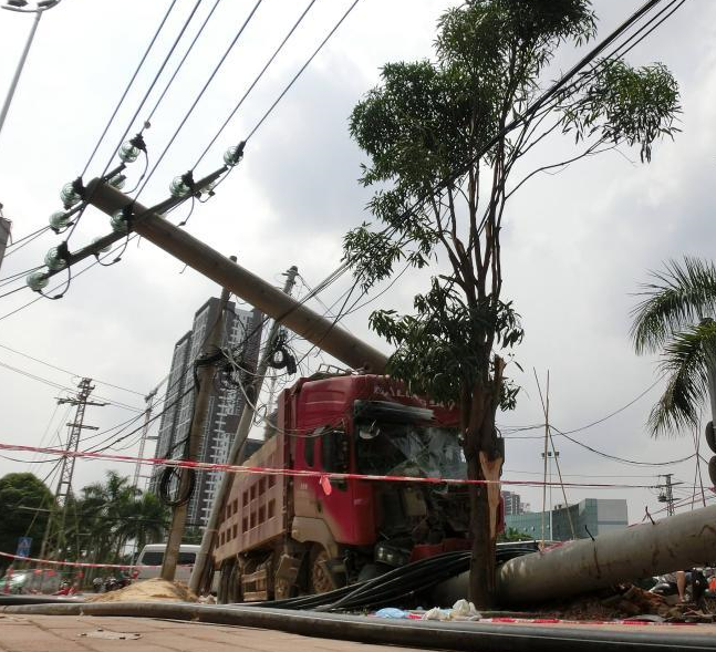 南宁大货车撞电线杆6天无人管 成街头“风景””