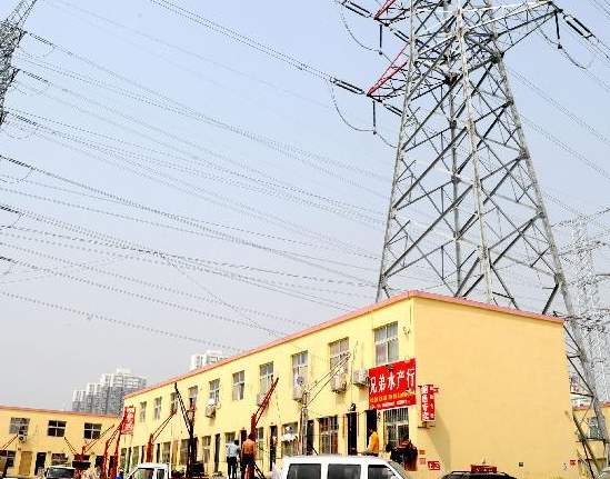 郑州:高压线下的违建水产市场”