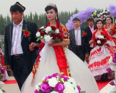 新疆库车12对乡村青年举行集体婚礼”