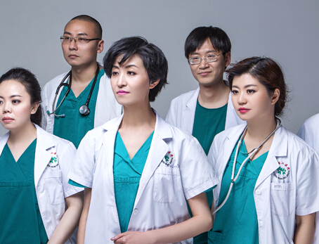 四川青年医生自费拍“大片”致敬青春”