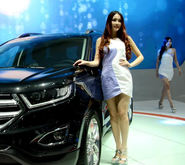 福州国际汽车展上演“香车美女秀”吸睛”