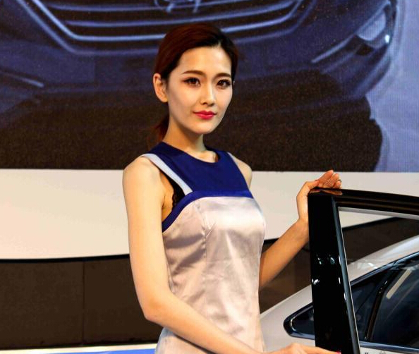 西安国际车展启幕 中外车模竞相吸睛”