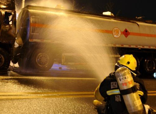 四川一载23吨甲缩醛罐车起火燃烧并发生泄漏”