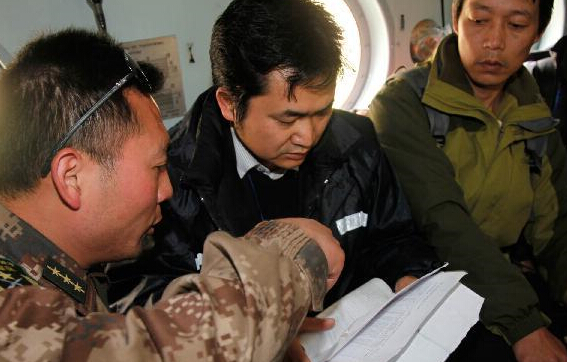 军用直升机打通空中生命通道”