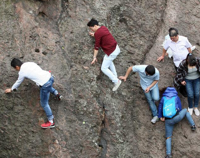 ����������ʯɽ�˳�ӵ�� �ο�ð����ʯ�峭������