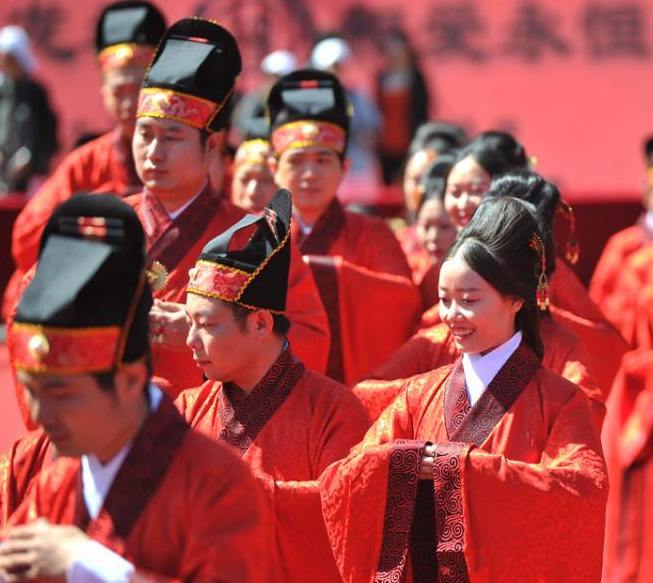 山西42对青年新人举行汉式集体婚礼”