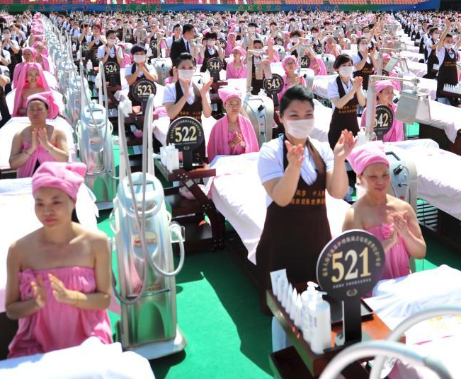 济南千人露天穿浴袍做美容”