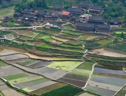 广西侗乡三江春耕美如画”