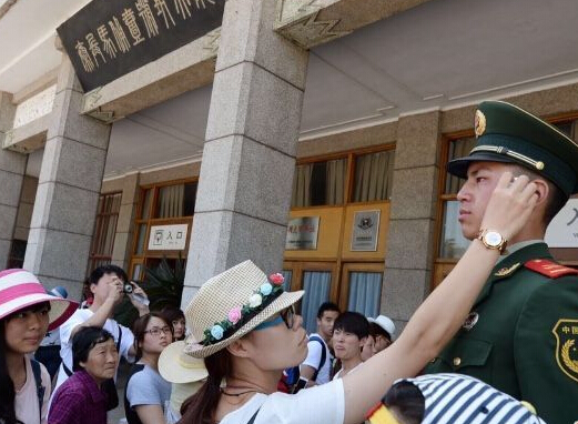 ��Ů�ο�Ϊ����ٸվ���侯�������ߺ족