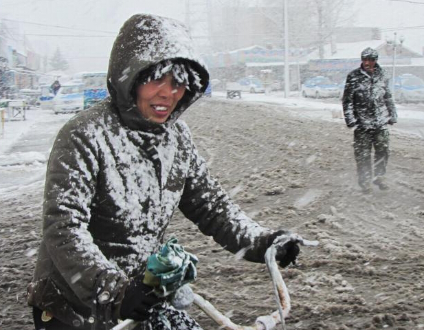 ���ɹŴ��˰����ѩ�׷� �ֵػ�ѩ��ȴ�50cm��