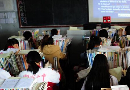 高三同学为白血病男生留座位 盼其参加高考”