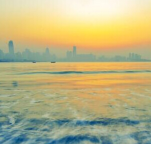 青岛浮山湾现绝美海上日出”