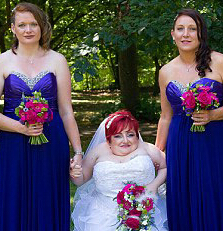 1米高“瓷娃娃”新娘忍痛完成婚礼”