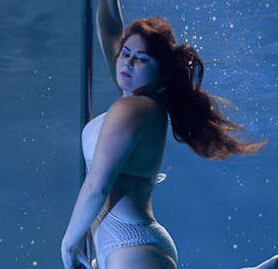 唯美水下钢管舞 性感与梦幻相映成色”