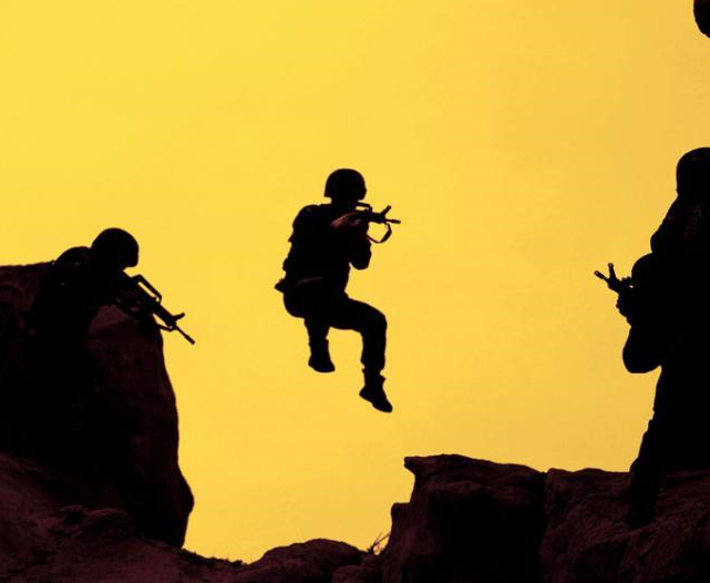 新疆伊犁边防高山峭壁大练兵”