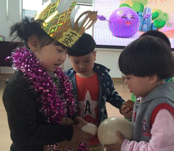 宁波斗蛋比赛 萌娃抱2斤重驼鸟蛋夺蛋王”