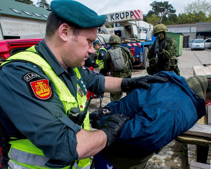 立陶宛军队与警察举行联合反恐训练”