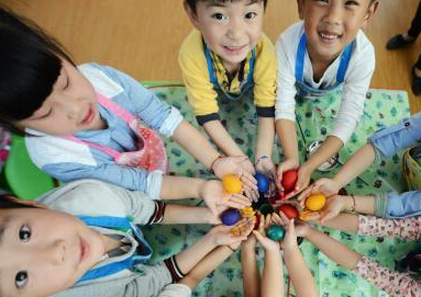 “立夏”扬州儿童手绘七彩“斗蛋”体味民间习俗”