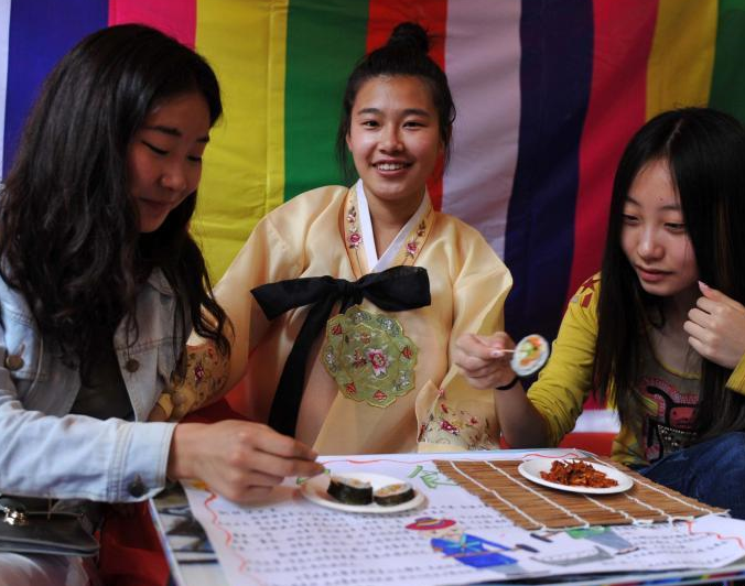 河北师大附属民族学院举办“民族风情展””