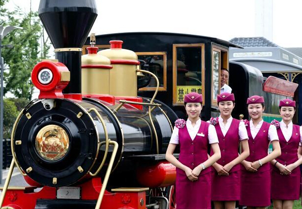 靓丽高姐亮相南昌最古老火车站”