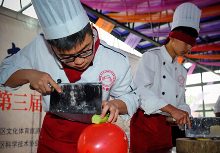 乌鲁木齐举办农家乐烹饪大赛 厨师气球上秀刀工”