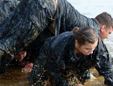 美国海军学院举行军事训练 800名新生接受考验”