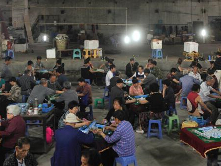 重庆麻将馆演绎市民悠闲生活”