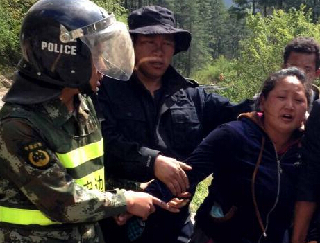 西藏吉隆边防官兵转移被困群众”