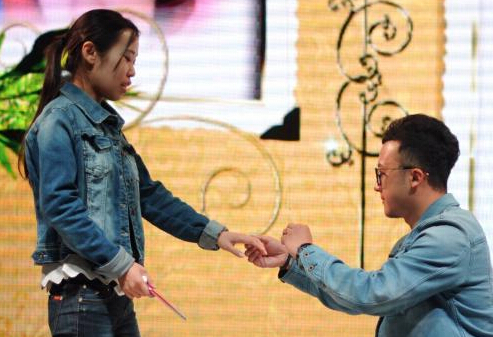 太原男子假中奖真求婚 现场感人”