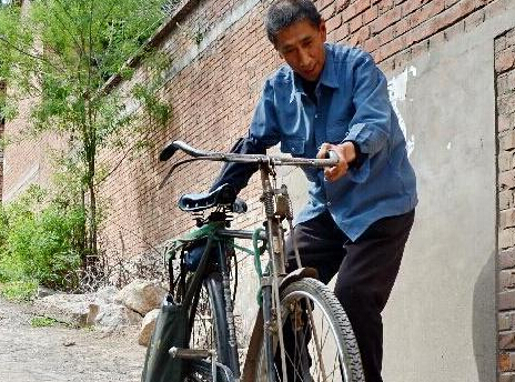 “独臂信使”王保贵义务送报37载”