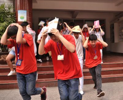 ����У԰���е���Ӧ��������ϰ��