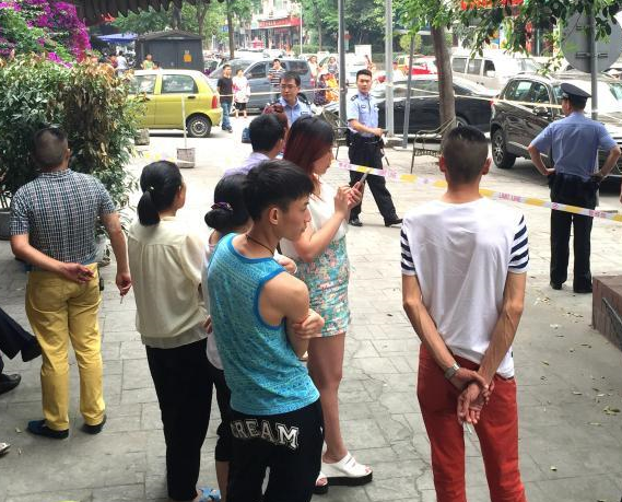 �ɶ���ͷ����һ��ǹ������