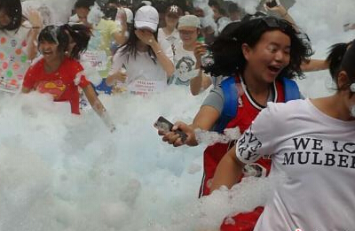 江西千名大学生彩色“泡沫跑” 为贫困小学募捐图书馆”