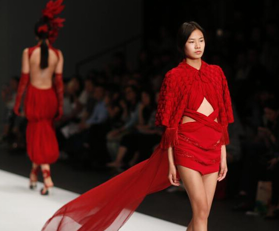 ��ģT̨չʾ��ѧ��ҵ��ʱװ��Ʒ��