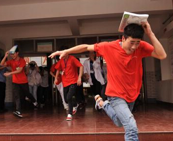 ����У԰���е���Ӧ��������ϰ��