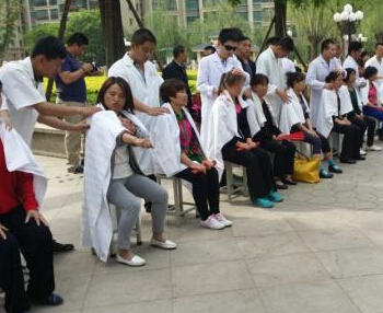 ɽ��äУʦ��������Ϊ�����ṩ��Ѱ�Ħ��