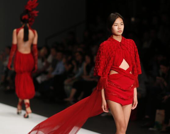 ��ģT̨չʾ��ѧ��ҵ��ʱװ��Ʒ��