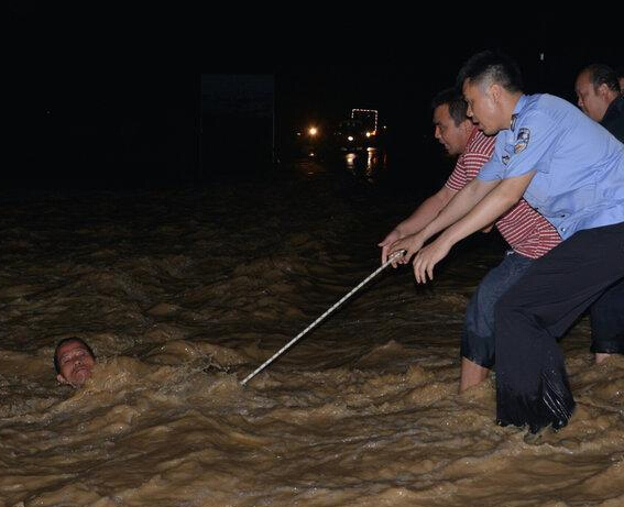 ����һ���񱻺�ˮ���ϵ��߸� ����������Ԯ��