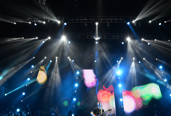 民谣歌手李志深圳暴雨中首开全国场馆级巡演 粉丝浑身湿透不减热情”