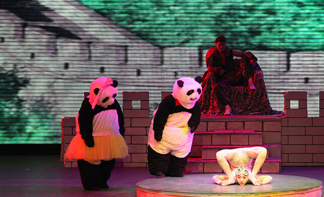 百名蒙古青年访华 拥抱“功夫熊猫”萌萌哒自拍”