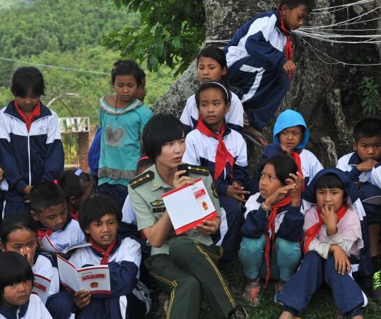 云南临沧佤族儿童接受禁毒教育”