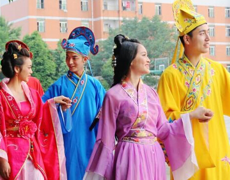 成都毕业照玩穿越 四大才子带才女逛校园”